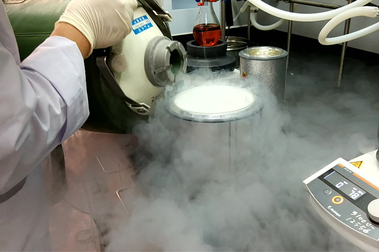 使用東亞液氮罐，提取液氮